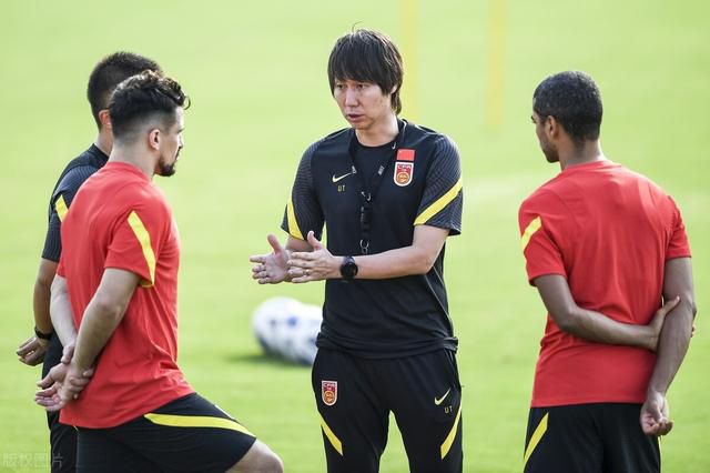 该记者写道：“除了巴斯托尼和帕瓦尔，国米其他人都在队中。